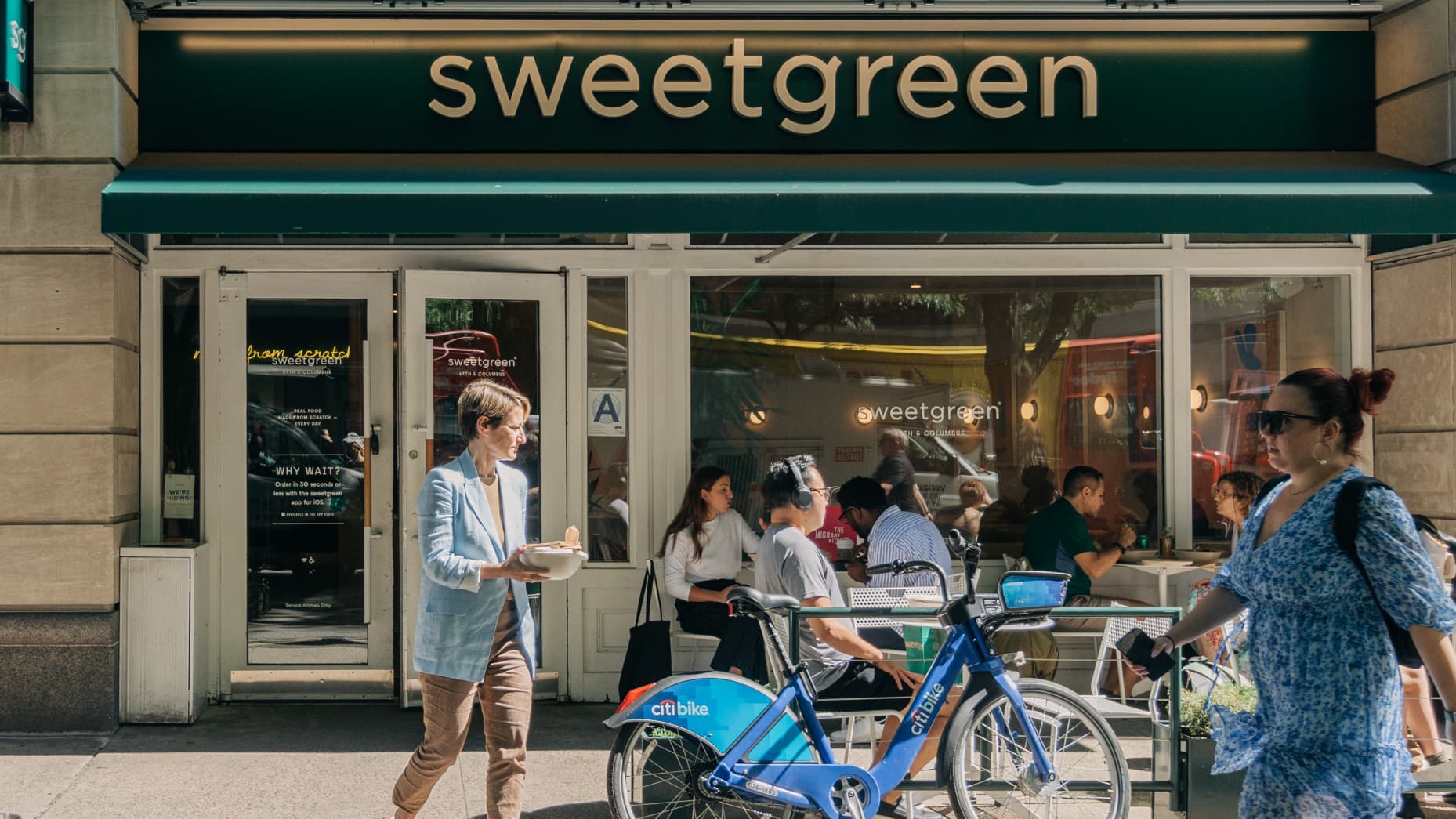 Sweetgreen Shares Slide 23% After Cutting 2025 Outlook for Second Straight Quarter Amid Loyalty, Tariff and Demand Headwinds